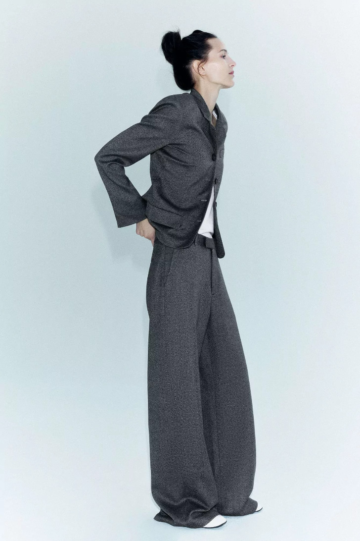 Девушка в офисных широких брюках от Zara