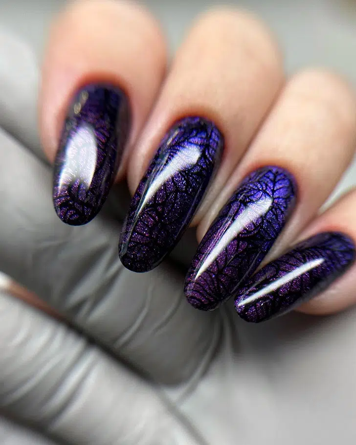 Длинные миндальной формы ногти фиолетового цвета с черными узорами
