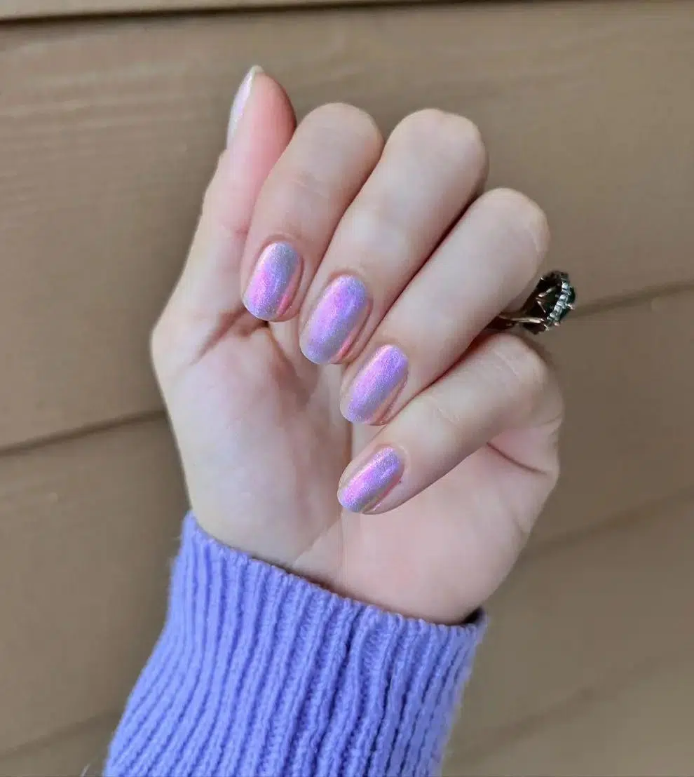Фиолетовый маникюр с жемчужным эффектом на овальных ногтях