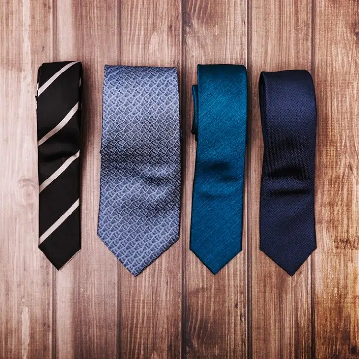 Набор галстуков разного цвета