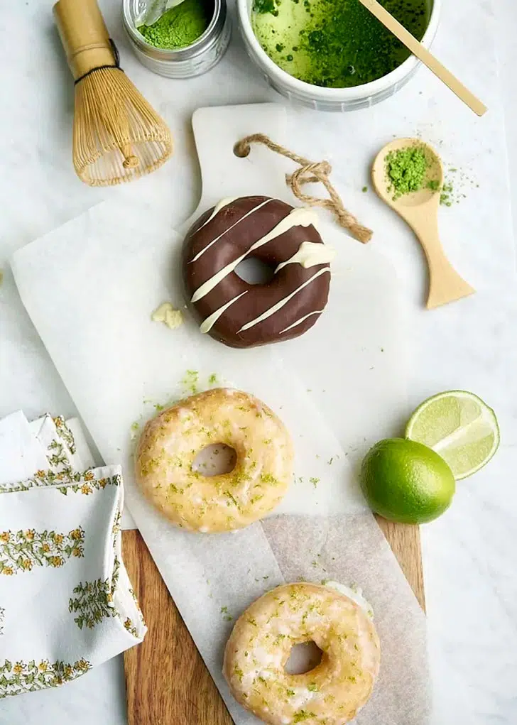 Глазированные пончики в сахарной глазури