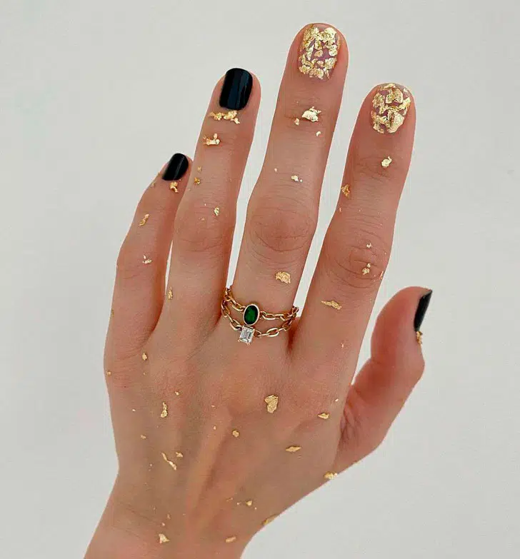 Комбинированный черный маникюр с золотой фольгой на коротких ногтях