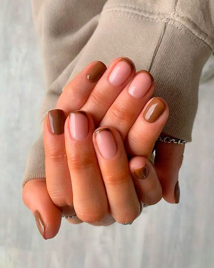 Комбинированный коричневый френч на коротких квадратных ногтях