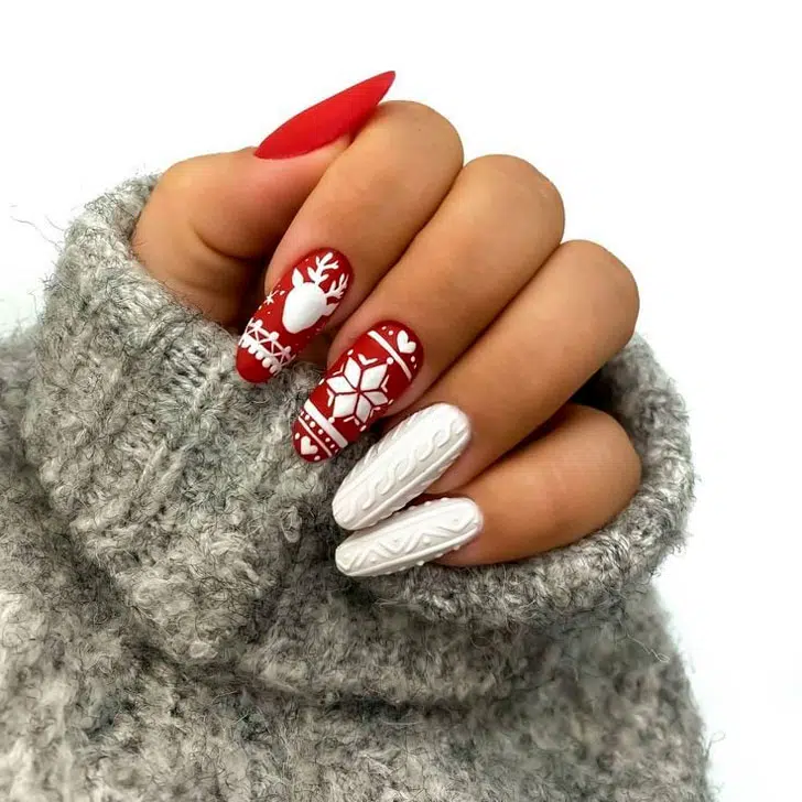 Красно-белый маникюр с зимний принтом на длинных овальных ногтях