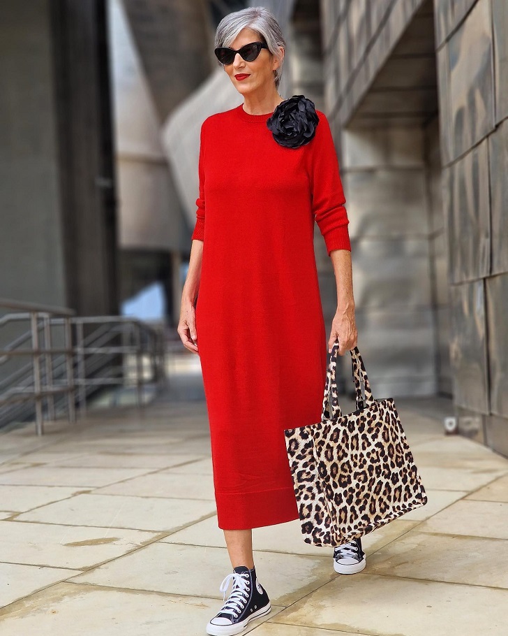 Женщина в красном платье кокон с сумкой анимал и кедах