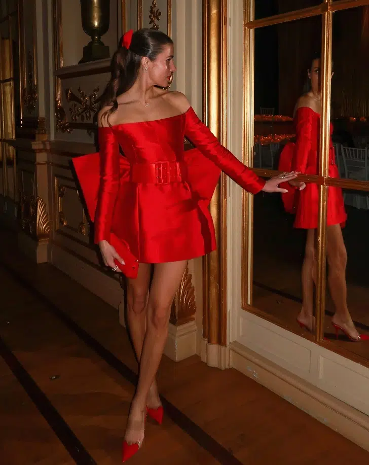 Красное платье с бантом и открытыми плечами