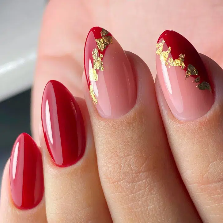Красный комбинированный маникюр с золотой фольгой на миндальных ногтях