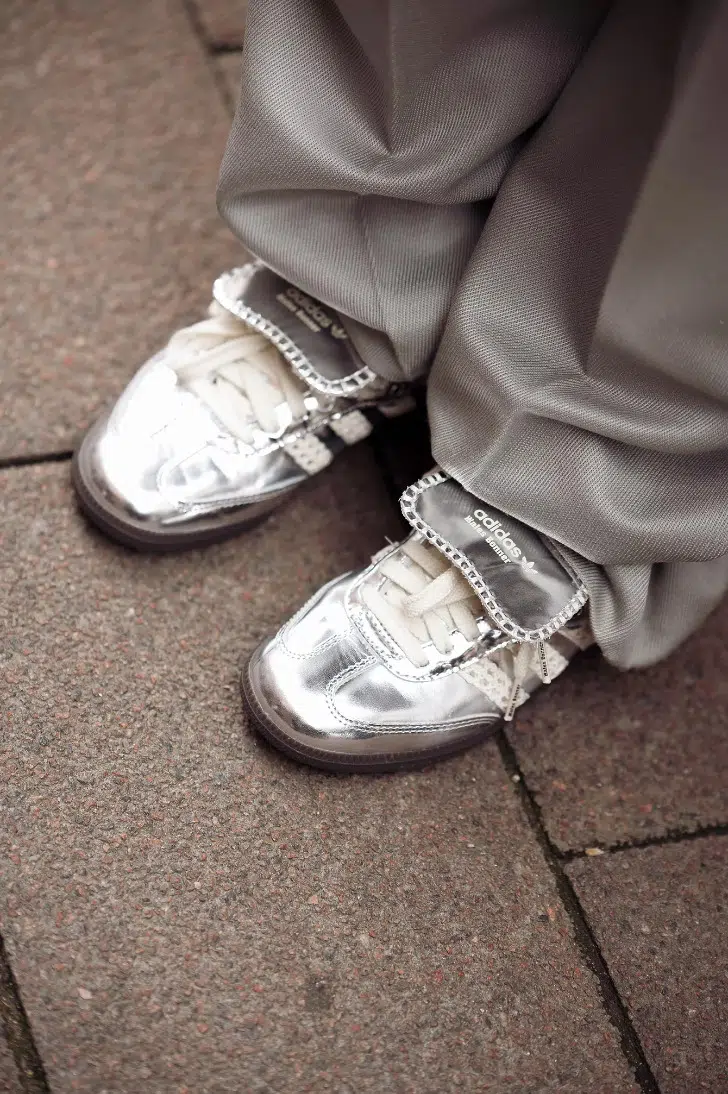 Культовые кроссовки Samba от Adidas в обновленной серебристой версии