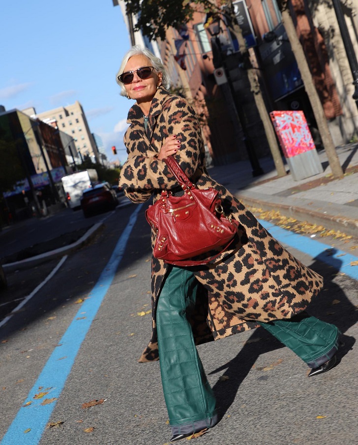 Женщина в леопардовом пальто с красной сумкой и брюках клеш