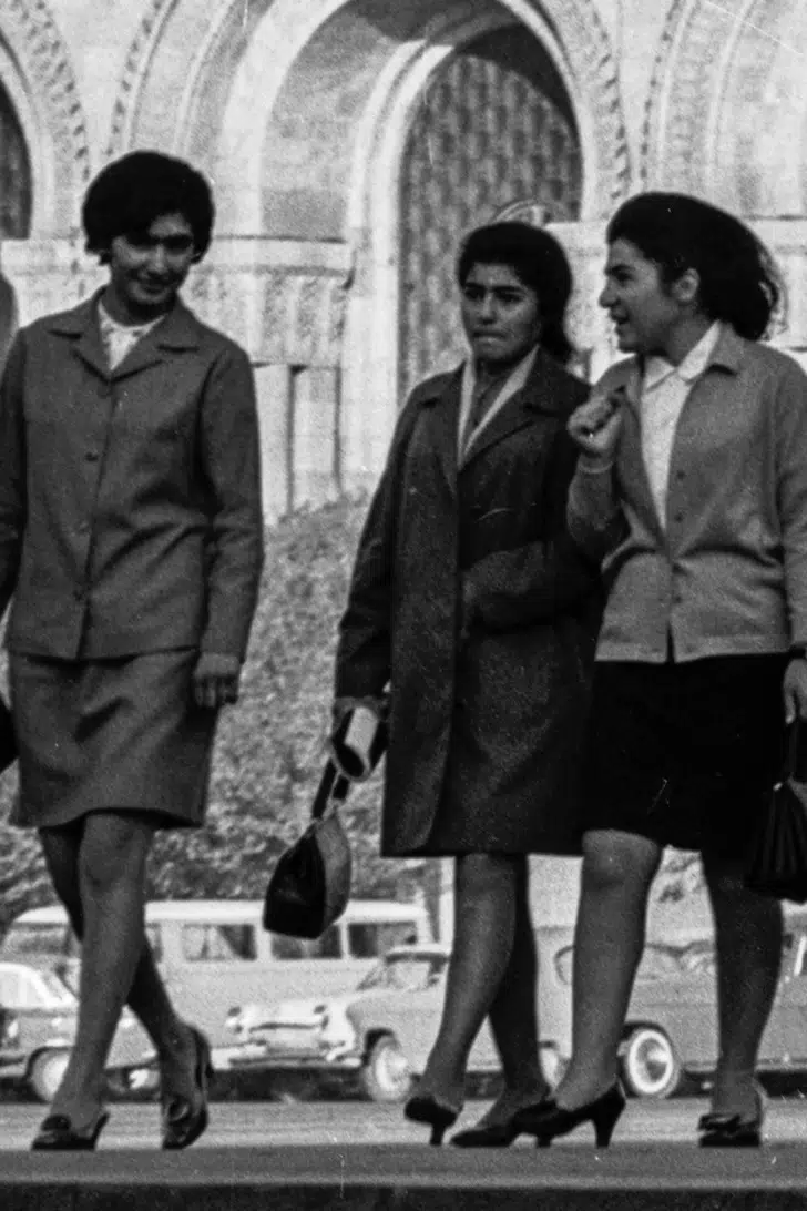 Девушки на площади имени В.И. Ленина в Ереване 70-е годы