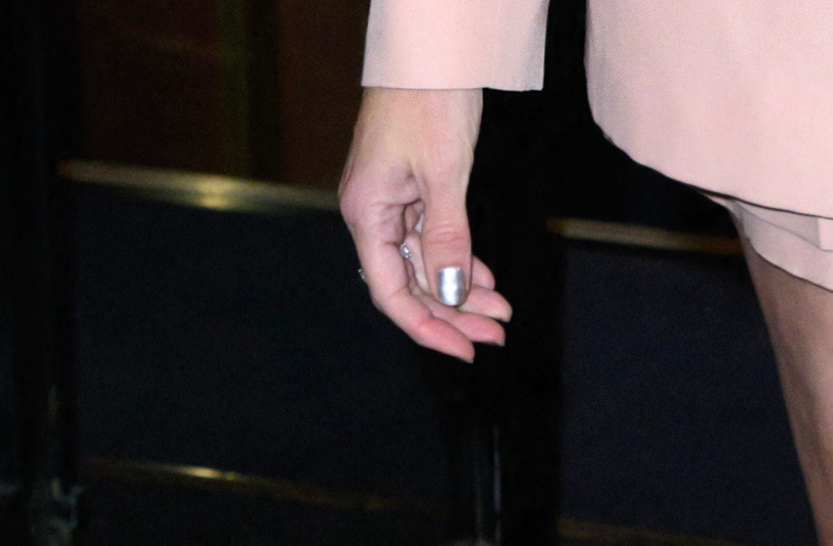 Джулия Робертс с модным серебристым маникюром на коротких ногтях