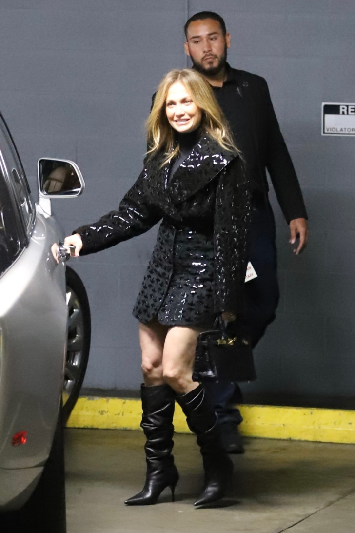 Дженнифер Лопес в пальто, сапогах и мини платье с высоким воротником
