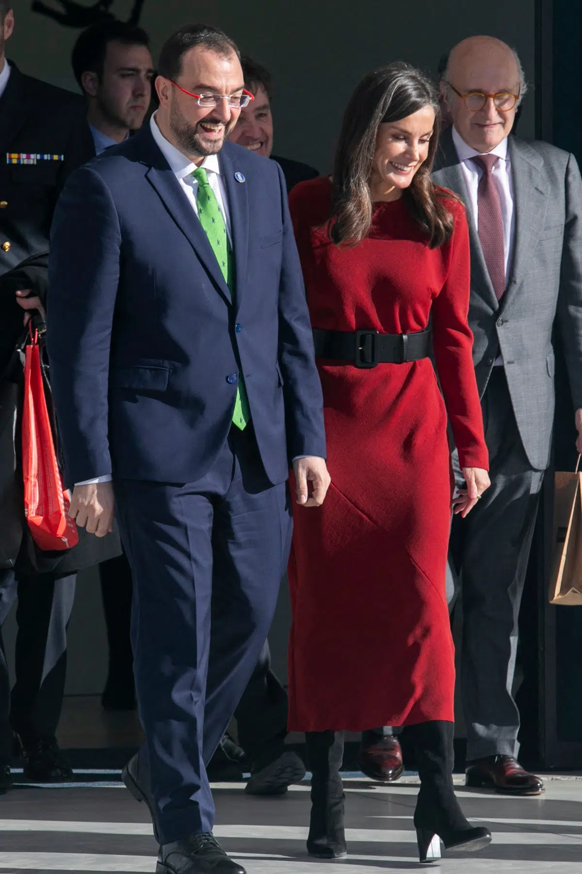 Королева Летиция в красном обтягивающем платье и замшевых сапогах
