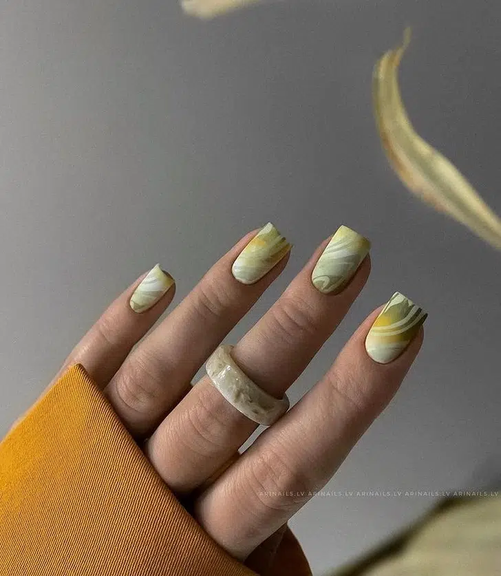 Лимонно-зеленые волны под матовым топом на квадратных ногтях