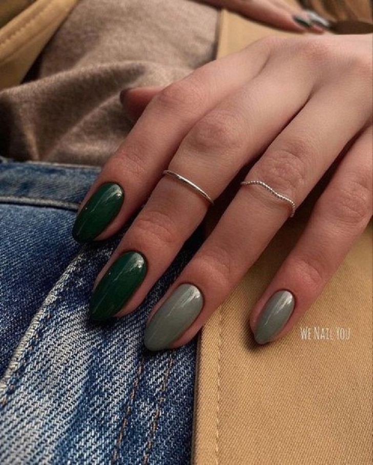 Маникюр благородных зеленых оттенков на миндальных ногтях