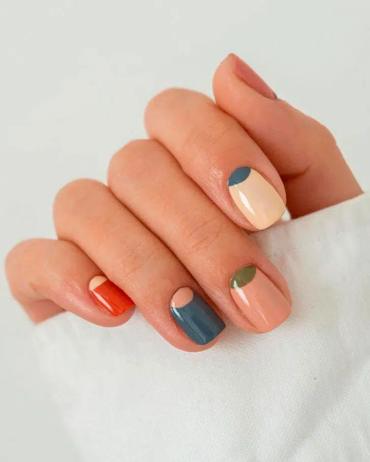 Многоцветный лунный маникюр на коротких квадратных ногтях