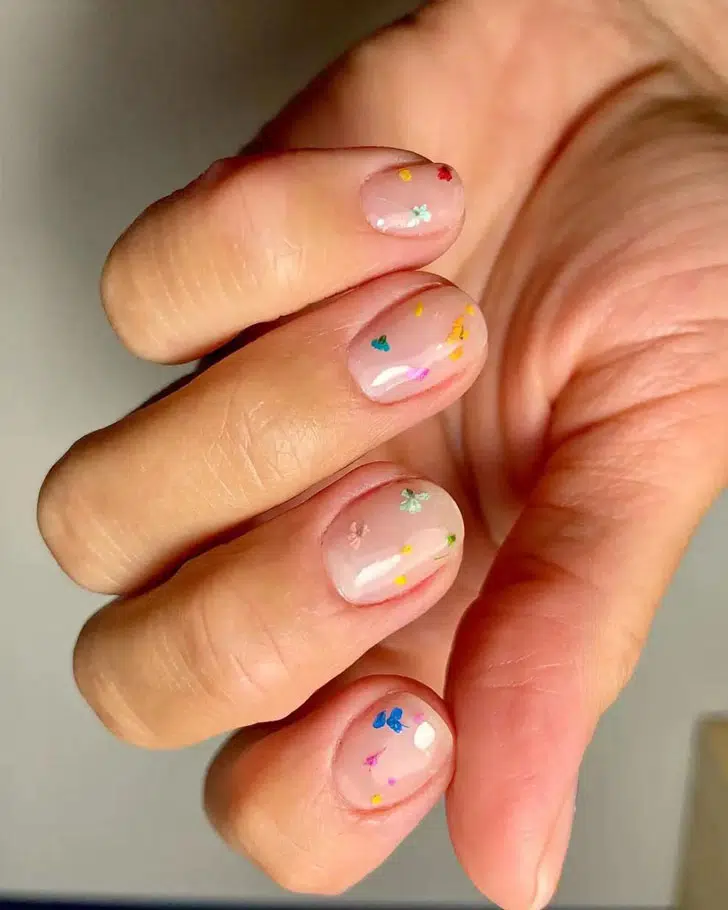 Натуральный маникюр с разноцветными сухоцветами на овальных ногтях
