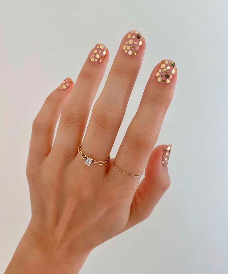 Натуральный маникюр с золотыми точками на коротких ногтях