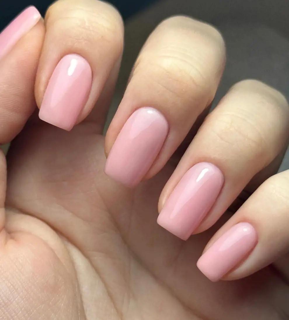 Бледно розовый маникюр на длинных квадратных ногтях