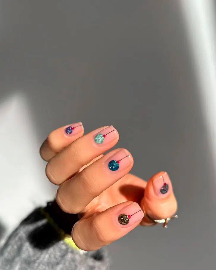 Новогодний маникюр с разноцветными шариками на натуральных ногтях