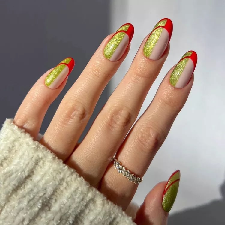Обновленный красный френч с зелеными блестками на овальных ногтях
