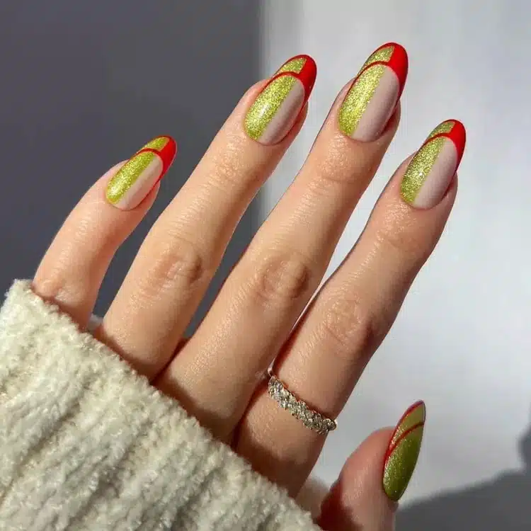 Обновленный красный френч с зелеными блестками на овальных ногтях