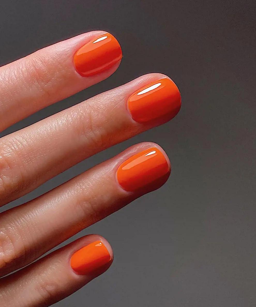 Однотонный оранжевый маникюр на коротких натуральных ногтях
