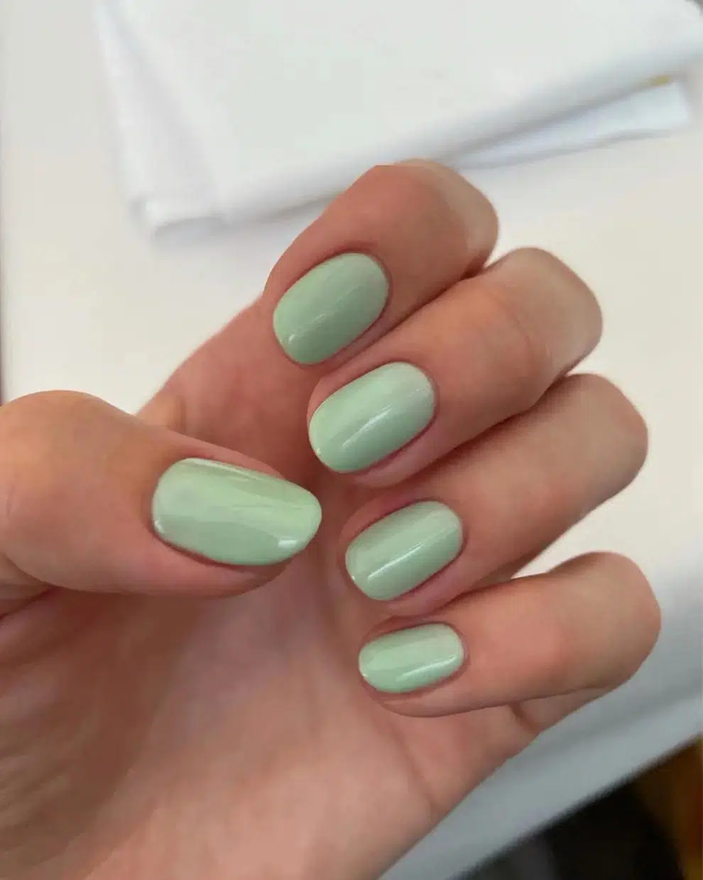 Пастельно зеленый маникюр на коротких овальных ногтях