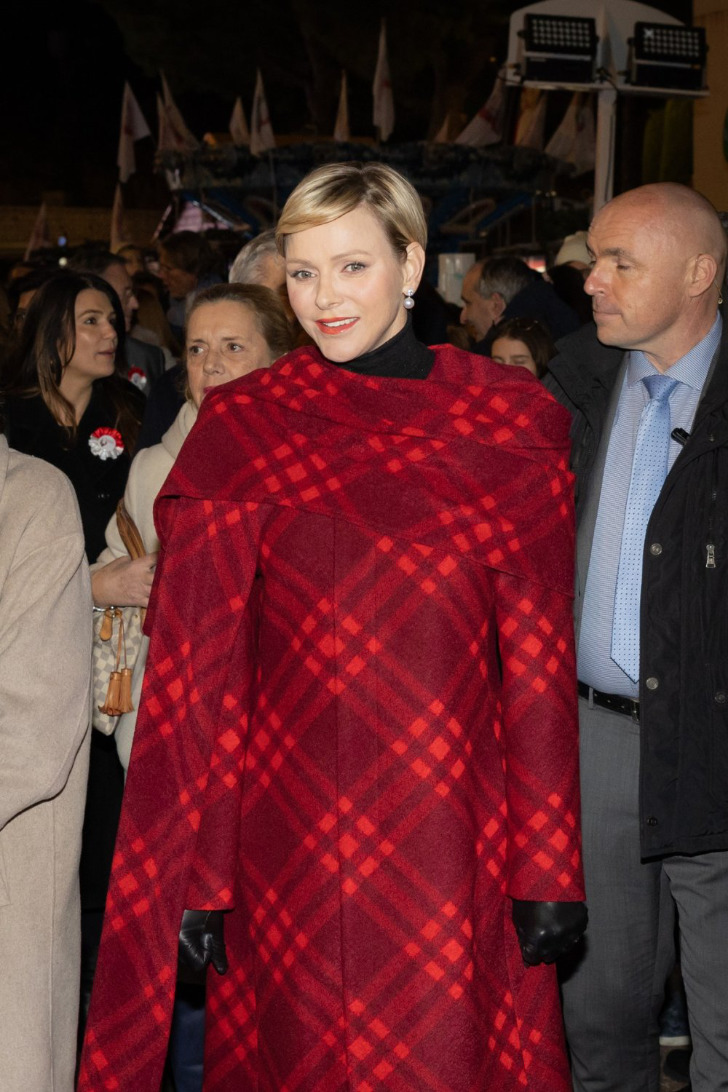 Принцесса Шарлен в праздничном пальто кейпе красных оттенков