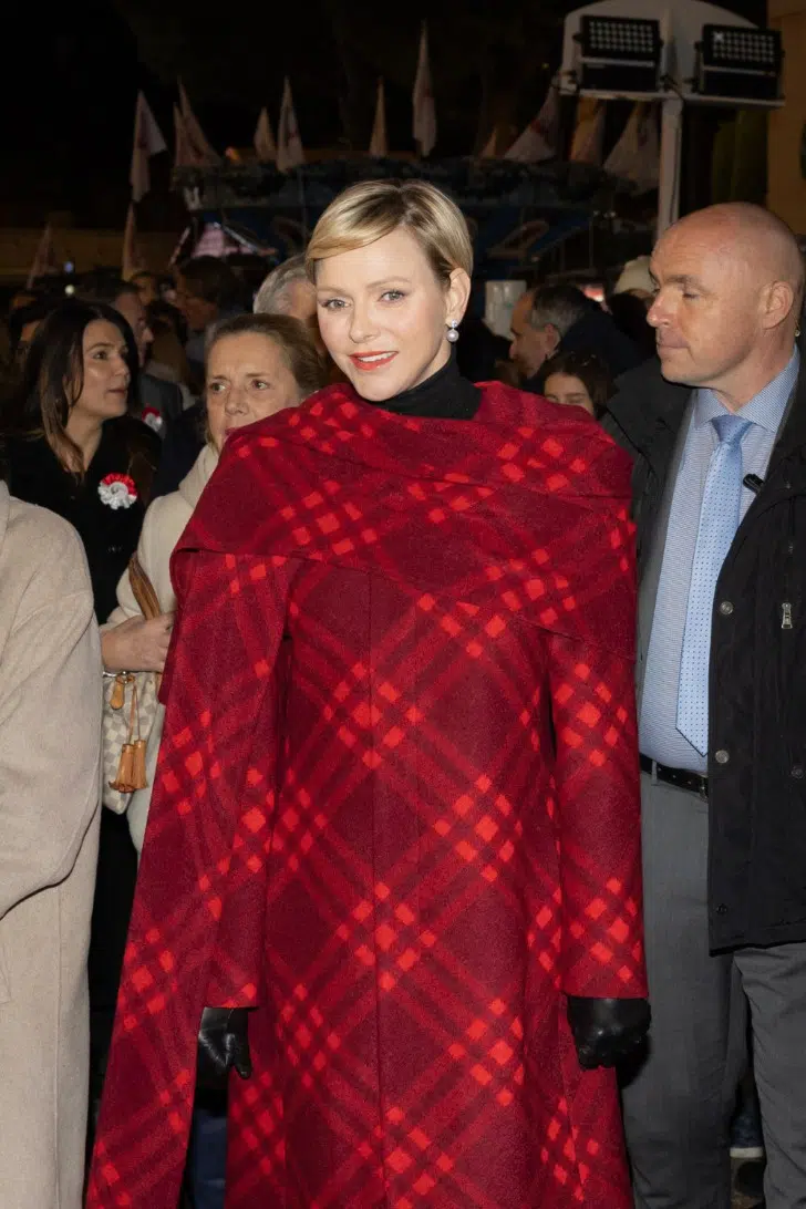 Принцесса Шарлен в праздничном пальто кейпе красных оттенков