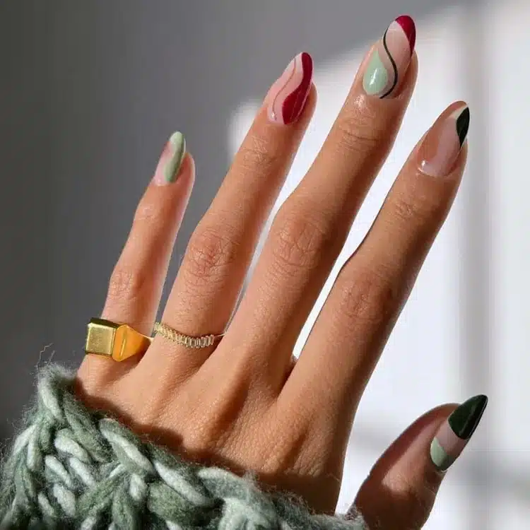 Разноцветный маникюр с завитками на овальных ногтях средней длины