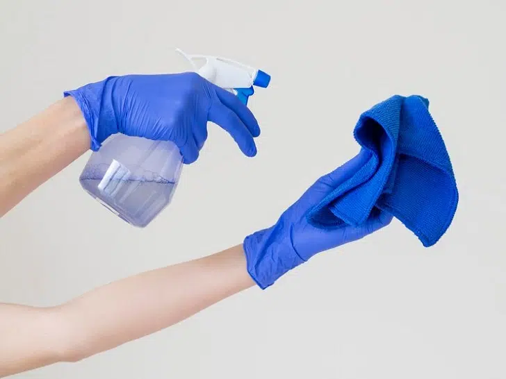 Резиновые перчатки для ухода за маникюром