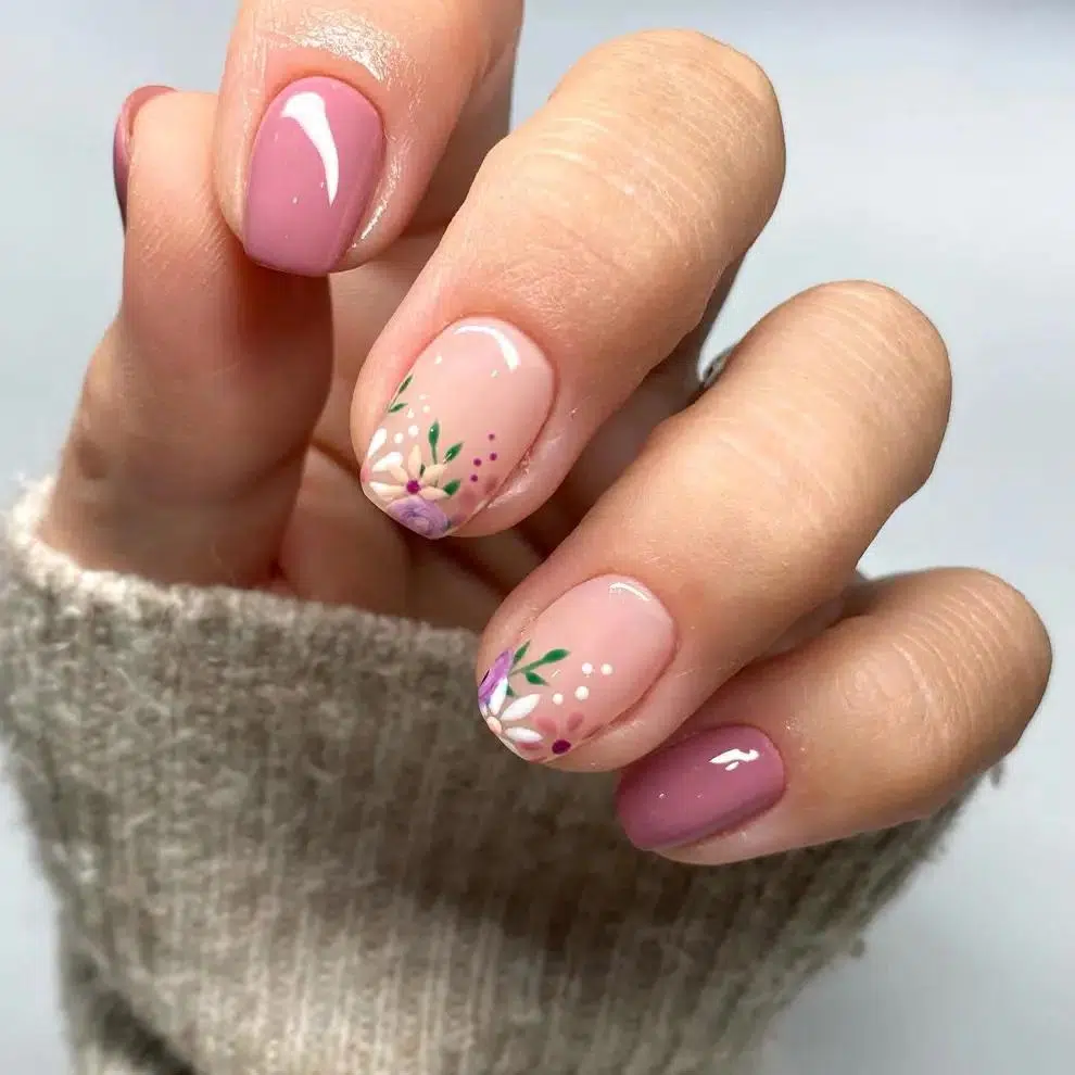 Розовый маникюр с цветочным принтом на квадратных ногтях