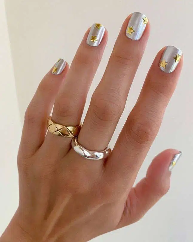 Серебристый маникюр с золотыми звездами на коротких ногтях