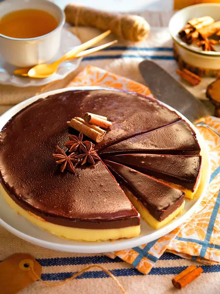 Шоколадный торт со сливками и печеньем