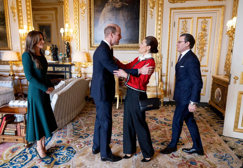 Шведская принцесса в красном жакете сердечно обнимает принца Уильяма