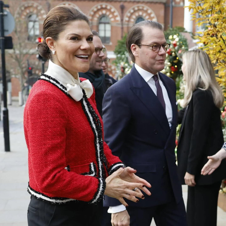 Шведская принцесса в жакете, брюках и волосами собранными в пучок