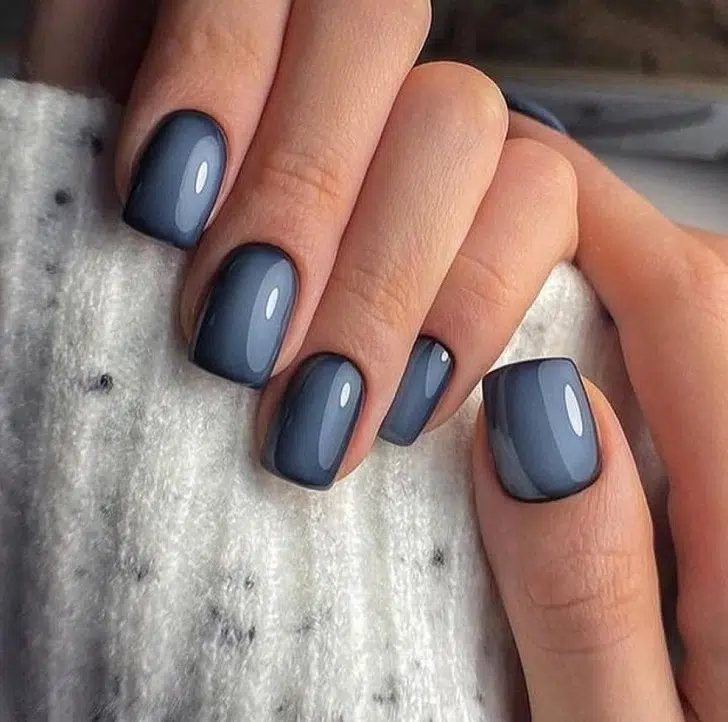 Синий маникюр с черной окантовкой на квадратных ногтях