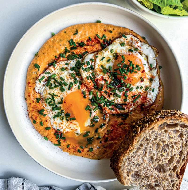 Яйца на сковороде с соусом из перца и помидоров