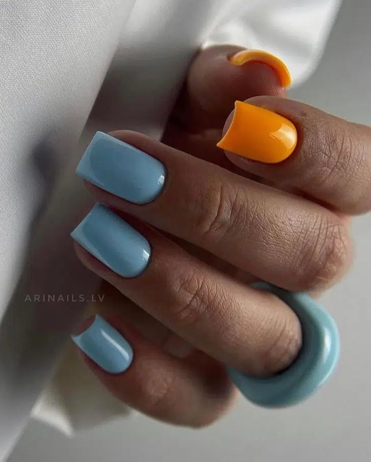Яркое сочетание оранжевого и голубого на коротких ногтях