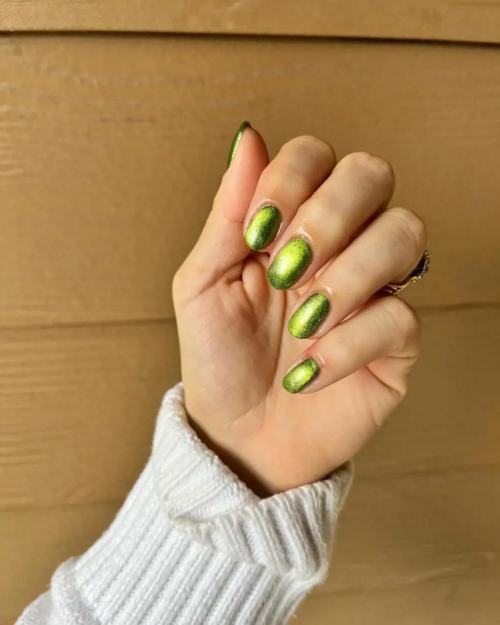 Зеленый бархатный маникюр на овальных ногтях средней длины