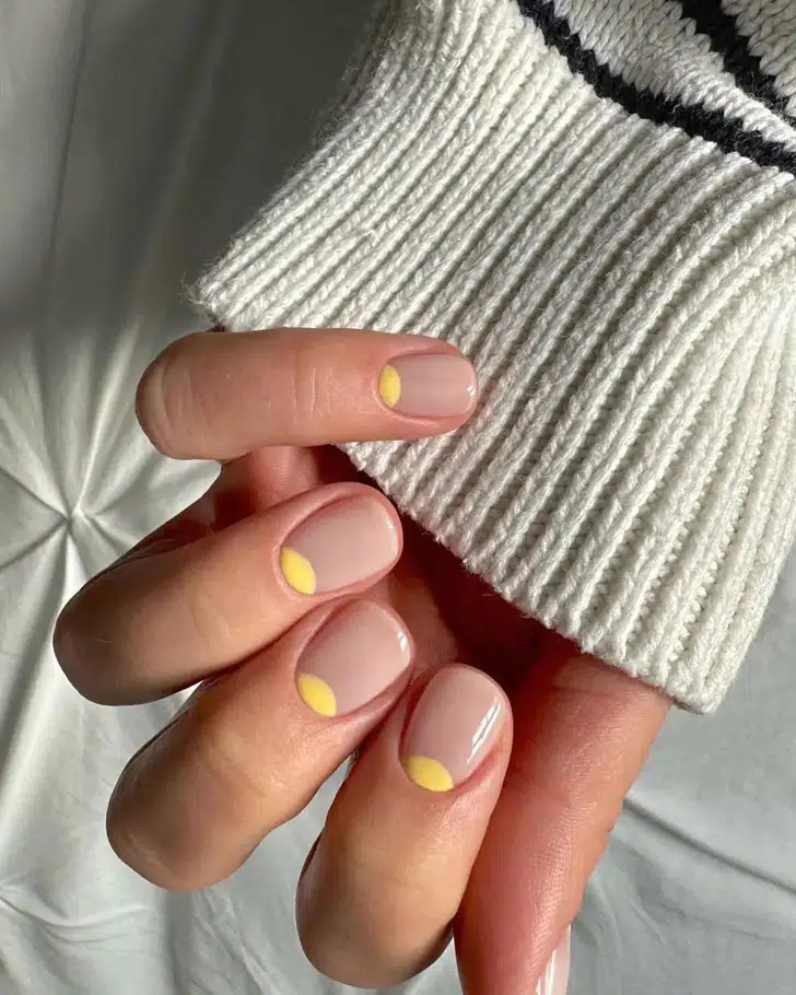 Желтый лунный маникюр на нейтральной основе на ухоженных ногтях