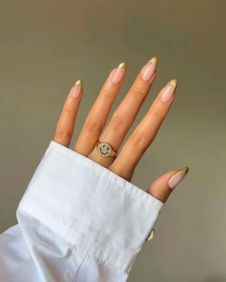 Золотой френч на миндальных длинных ногтях
