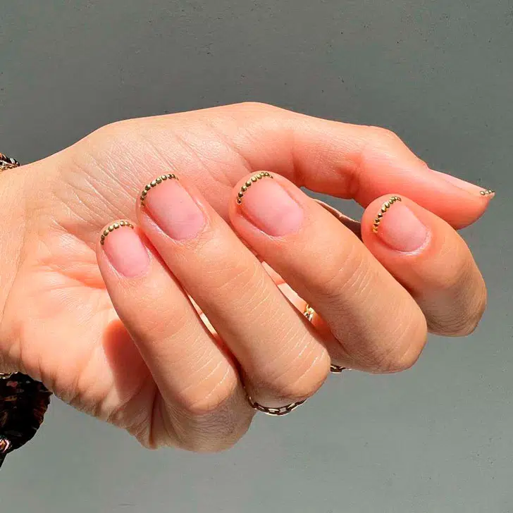 Золотой френч в виде точек на натуральной основе на ухоженных ногтях