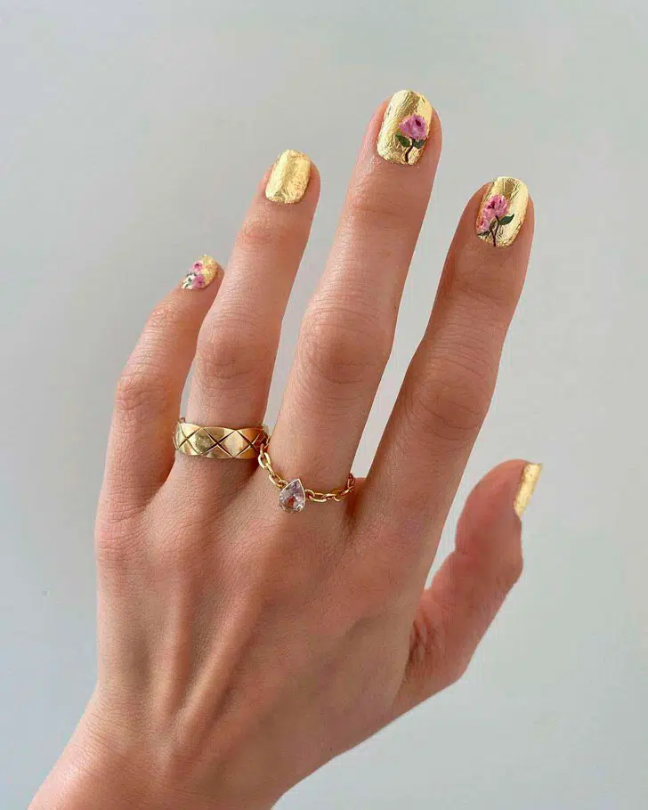 Золотой маникюр с розовыми цветами на коротких ногтях