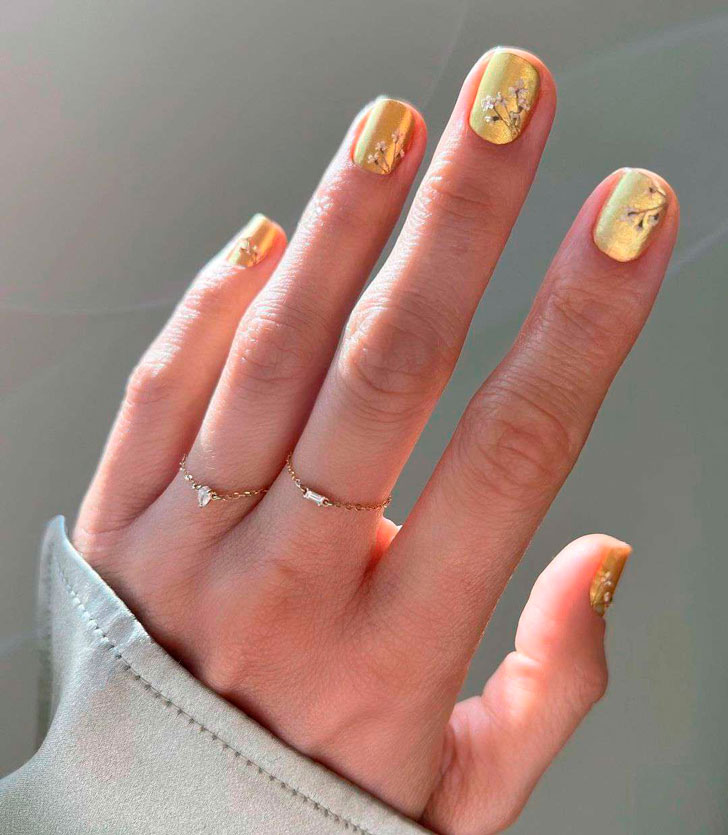 Золотой маникюр с сухоцветами на коротких квадратных ногтях