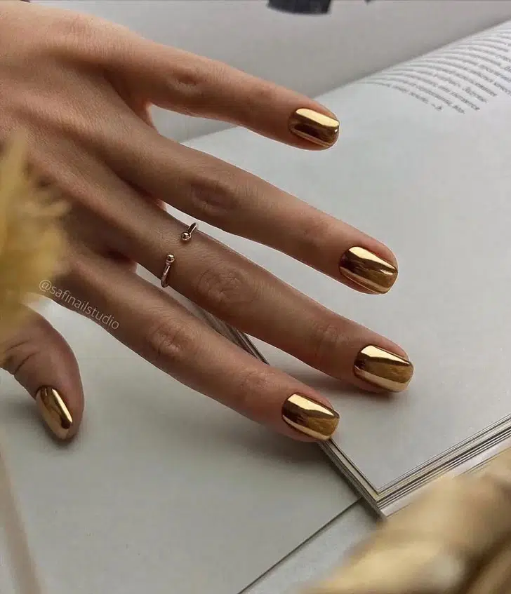 Золотой металлический маникюр на квадратных ногтях
