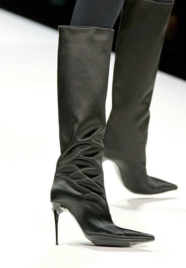 Атласные черные сапоги на шпильке с острым носом от Dolce&Gabbana