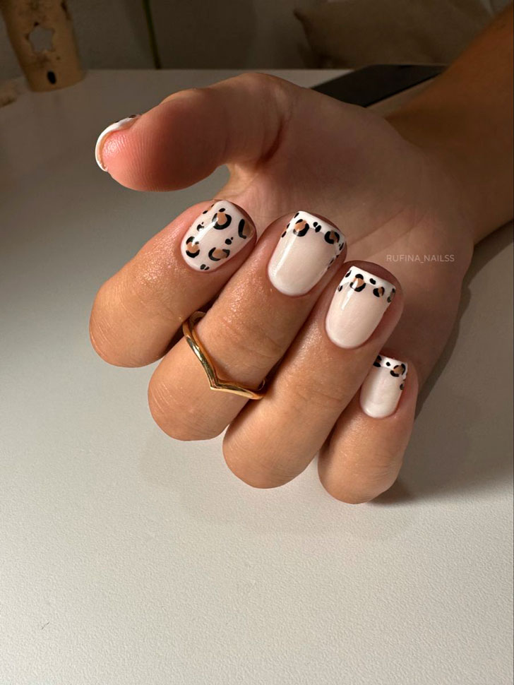 Белый френч с леопардовым принтом на квадратных ногтях