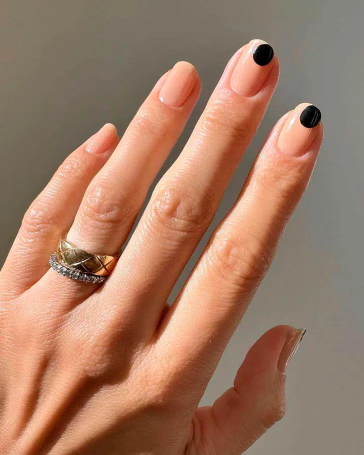 Бежевый маникюр с черными кругами на квадратных ногтях средней длины